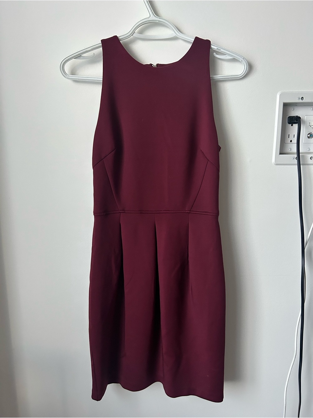 Women's Sleeveless Pleated Dress - Burgundy